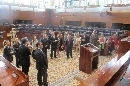 El presidente de la Asamblea de Madrid enseña la Cámara a los asistentes al curso.